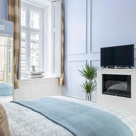 Kalvin Square Elite 4you With Sauna, Aircon, Ceiling Mirror * Budapest