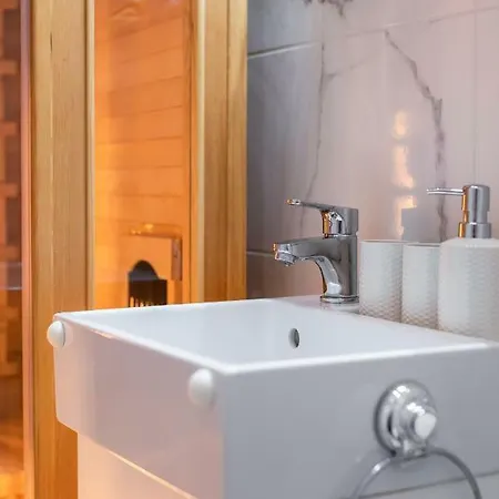 Διαμέρισμα Kalvin Square Elite 4you With Sauna, Aircon, Ceiling Mirror